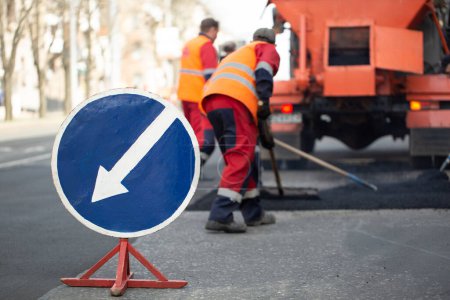 Téléchargez les photos : Panneau d'avertissement routier sur le chantier - en image libre de droit