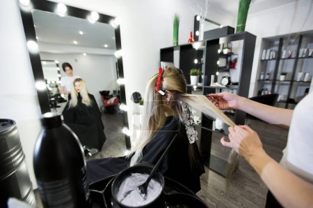 Foto de Proceso de teñir el cabello en el salón de belleza
. - Imagen libre de derechos