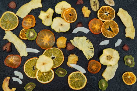 Foto de Orgánica saludable surtido de frutas secas de cerca. Snacks de papas fritas: manzana, pera, naranja, plátano, caqui, fresa de piña de coco - Imagen libre de derechos