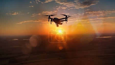 Téléchargez les photos : Gros plan prise de vue d'un drone en vol sur fond de rayons du soleil couchant - en image libre de droit
