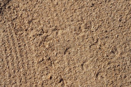Foto de Carretera de arena marrón con pequeños guijarros y tierra. Camino de la suciedad, detalle de la textura de la superficie con la roca pequeña del guijarro en tierra sucia. - Imagen libre de derechos