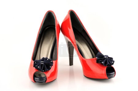 Téléchargez les photos : Chaussures rouges pour femmes isolées sur fond blanc - en image libre de droit