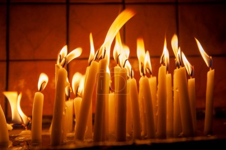 Téléchargez les photos : Bougies dans l'église - en image libre de droit