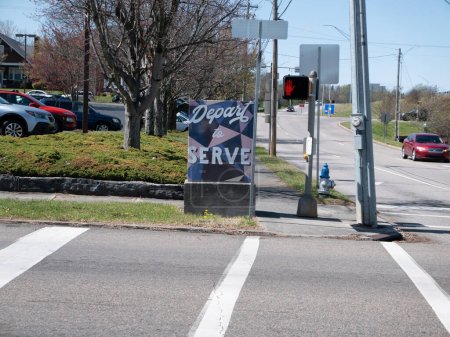 Foto de Johnson City, Tennessee, Estados Unidos 2022-04-01 Crosswalk y caja de control de señales de tráfico en una intersección. - Imagen libre de derechos