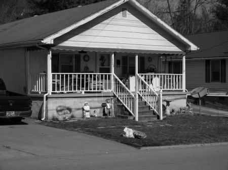 Foto de Johnson City, Tennessee, Estados Unidos 2022-03-02 Casa con arte de jardín. - Imagen libre de derechos