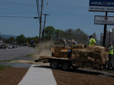 Foto de Johnson City, Tennessee, Estados Unidos 2022-04-20 Empleados de la ciudad plantando hierba. - Imagen libre de derechos
