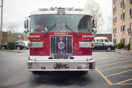 Foto de Johnson City, Tennessee, Estados Unidos 2022-04-04 Watauga Square Apartments: Camión de bomberos de guardia. - Imagen libre de derechos