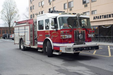 Téléchargez les photos : Johnson City, Tennessee, États-Unis 2022-04-04 Watauga Square Apartments : Camion de pompiers sur appel. - en image libre de droit