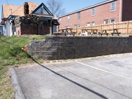 Foto de Johnson City, Tennessee, Estados Unidos 2022-04-01 Barbacoa para restaurante, mesas de picnic y muro de contención. - Imagen libre de derechos
