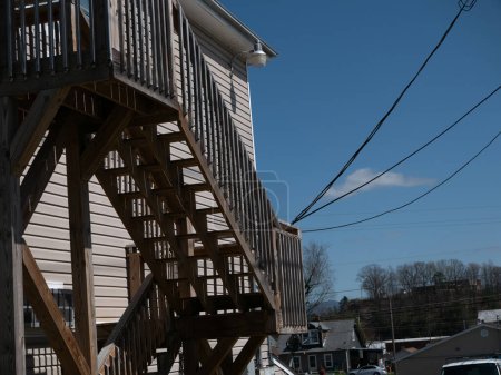 Foto de Johnson City, Tennessee, Estados Unidos 2022-04-01 Escalera de madera. - Imagen libre de derechos