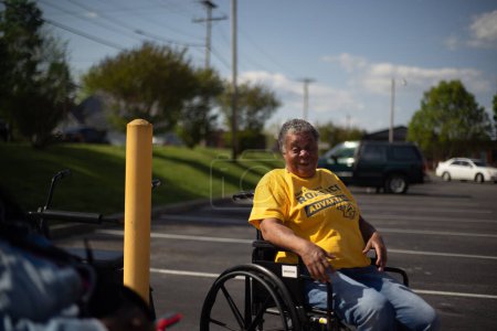 Foto de Johnson City, Tennessee, United States      2022-04-28      Watauga Square Apartments: Woman borrows a wheelchair. - Imagen libre de derechos