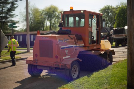 Foto de Johnson City, Tennessee, United States      2022-04-28      Steet maintenance job: Street sweeping machine. - Imagen libre de derechos