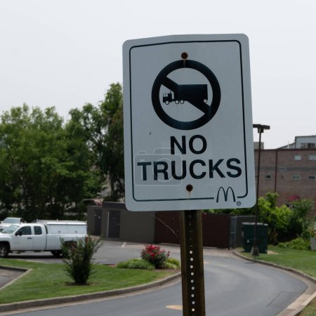 Foto de Johnson City, Tennessee Estados Unidos 2023-06-06 McDonald 's Restaurant: No hay señal de camiones.. - Imagen libre de derechos