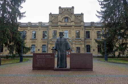 Téléchargez les photos : Kiev, Ukraine. Le 8 novembre 2022. Monument à Mendeleev dans KPI. TEXTE TRADUCTION : L'expérience du système d'éléments - en image libre de droit