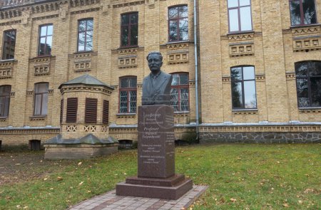 Téléchargez les photos : Kiev, Ukraine. Le 8 novembre 2022. Monument au professeur Wojciech Sventoslavsky à KPI près du bâtiment chimique - en image libre de droit