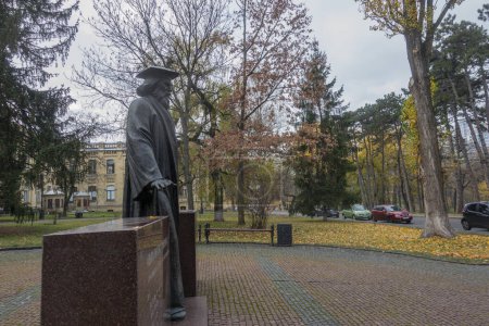 Téléchargez les photos : Kiev, Ukraine. Le 8 novembre 2022. Monument au scientifique de renommée mondiale D. Mendeleev à l'Institut polytechnique de Kiev - en image libre de droit