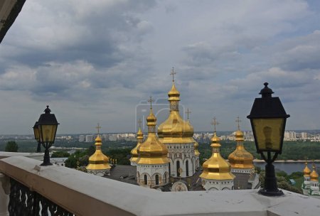 Téléchargez les photos : View of the domes of the Assumption Cathedral - en image libre de droit