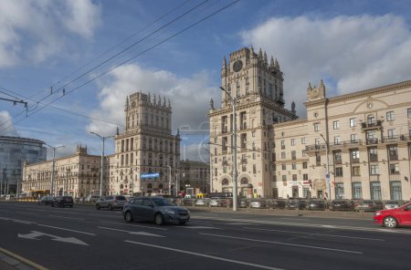 Foto de Minsk, Bielorrusia. octubre 15, 2023 Edificios gemelos Minsk Gate on Bobruiskaya street - Imagen libre de derechos