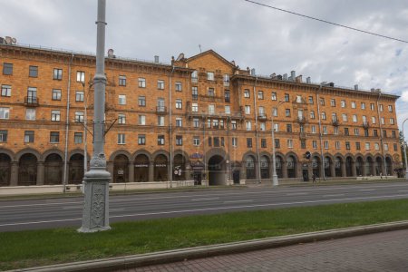 Foto de Minsk, Bielorrusia. 15 de octubre de 2023 Edificio residencial de estilo neoclásico en Ave. Independencia - Imagen libre de derechos