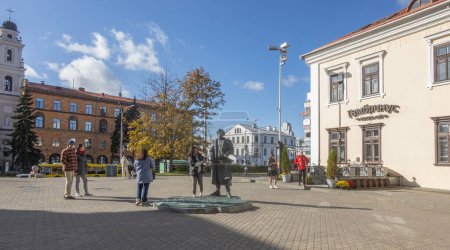 Téléchargez les photos : Minsk, Bélarus. 15 octobre 2023 Touristes sur la Place de la Liberté à Minsk visitant les sites touristiques de la ville - en image libre de droit