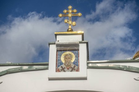 Téléchargez les photos : Mosaïque icône de saint Cyrille de Turov au-dessus de la porte d'entrée de l'église de Cyrille de Turov. - en image libre de droit