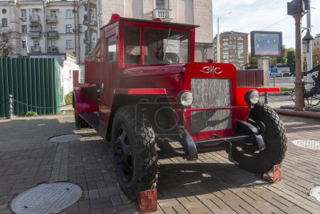 Téléchargez les photos : Minsk, Bélarus. 15 octobre 2023 Camion de pompiers rétro ZIS-5 1930-1940, vue de face - en image libre de droit