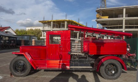 Téléchargez les photos : Minsk, Bélarus. 15 octobre 2023 Camion de pompiers rétro ZIS-5 1930, vue de côté - en image libre de droit
