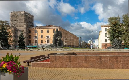 Foto de Minsk, Bielorrusia. 15 de octubre de 2023 Monumento al Yakub Kolas, escritor bielorruso - Imagen libre de derechos