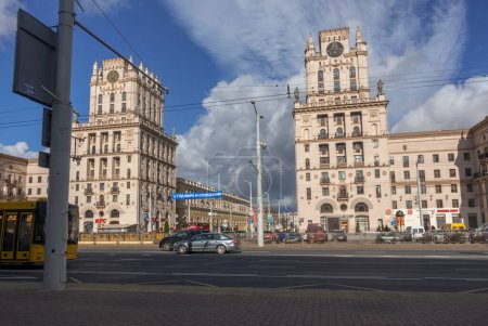 Foto de Minsk, Bielorrusia. Octubre 15 2023 Edificios Puerta de Minsk - Imagen libre de derechos