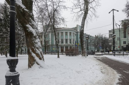 Foto de Kiev. Ucrania. 24 de diciembre de 2023 Vista de la Casa de Oficiales en Kiev en invierno desde el Parque Mariinsky. TRADUCCIÓN DEL TEXTO: Casa Central de Oficiales - Imagen libre de derechos