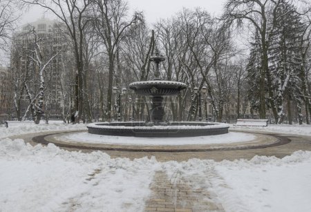 Foto de Vista del Parque Mariinsky y la Fuente Theremin en Kiev en un día de invierno - Imagen libre de derechos