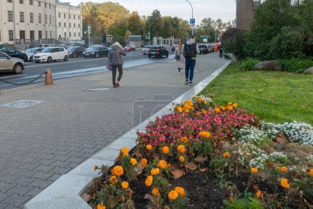 Foto de Minsk, Bielorrusia. Octubre 15, 2023 Cama de flores en el centro de Minsk en Yanka Kupala Street - Imagen libre de derechos