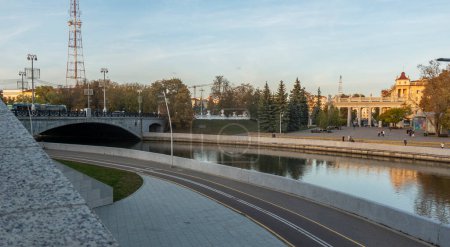 Brücke über den Swisloch in Minsk in der Nähe des Zentralen Kinderparks