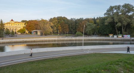 Blick auf den Fluss Svisloch in Minsk in der Nähe des Zentralen Kinderparks an einem Herbstabend