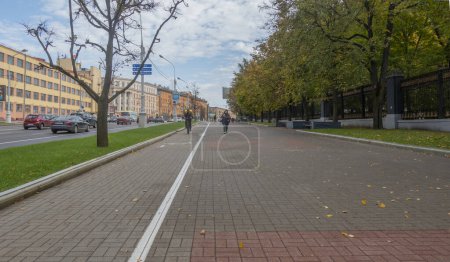 Foto de Minsk, Bielorrusia. 15 de octubre de 2023 Minsk, Belarús. octubre 15, 2023 Independence Avenue en Minsk en otoño - Imagen libre de derechos