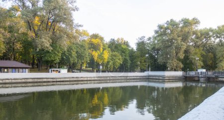 Fluss Svisloch und Zentraler Kinderpark im Herbst in Minsk