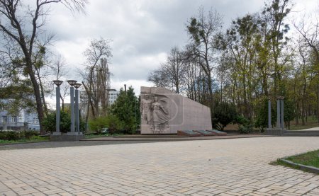 Monument aux étudiants et enseignants du KPI morts pendant la guerre de 1941-1945, installé en 1967 dans le parc du KPI à Kiev