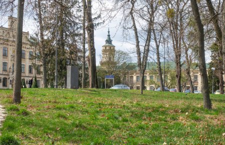 Blick vom Polytechnischen Park auf das Polytechnische Institut in Kiew im Frühling