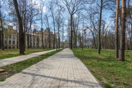 Camino en el Parque Politécnico que conduce al Instituto Politécnico de Kiev en la primavera