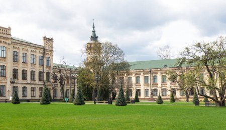 Blick auf das historische Gebäude des Polytechnischen Instituts in Kiew an einem Frühlingstag