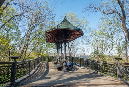 Pavillon dans le parc sur Vladimirskaya Hill à Kiev au printemps par une journée ensoleillée