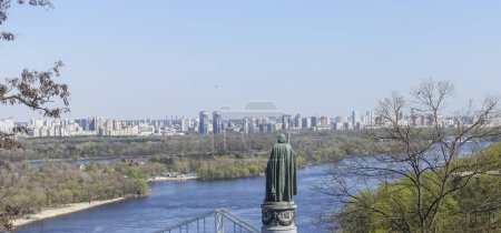 Vue sur le fleuve Dniepr et le monument du prince Vladimir à Kiev un jour de printemps

