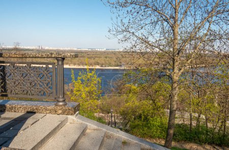 Vue du Dniepr depuis Vladimirskaya Gorka au printemps