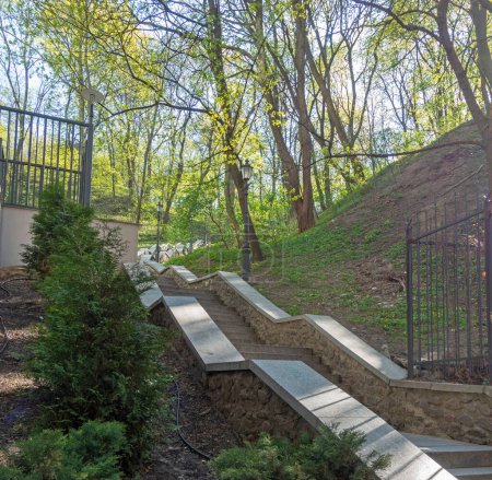 Escaleras de Podol a Vladimirskaya Hill en Kiev en primavera