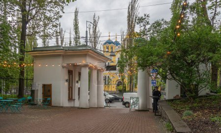 Foto de Vista de la Catedral de Vladimir y el antiguo grupo de entrada con columnas del Jardín Botánico Fomin en Kiev - Imagen libre de derechos