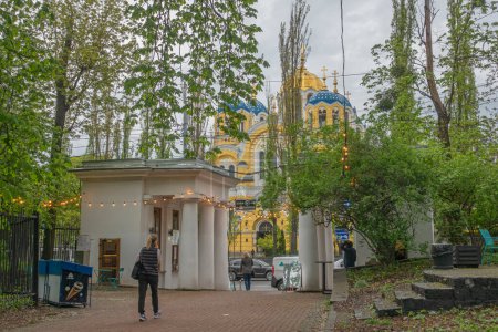 Photo for Kiev, Ukraine. April 12, 2024 View of the Vladimir Cathedral and the ancient entrance group with columns of the Fomin Botanical Garden in Kiev - Royalty Free Image