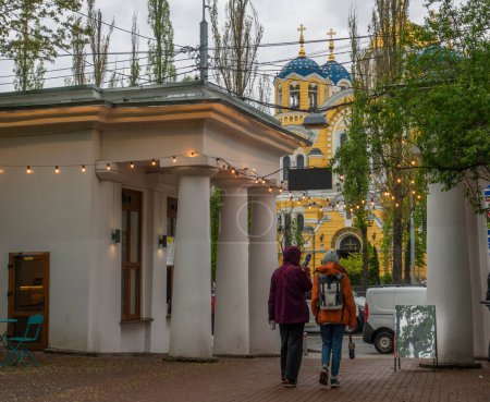 Foto de Vista de la Catedral de Vladimir en Kiev. Gente en Shevchenko Boulevard - Imagen libre de derechos