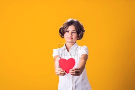 Téléchargez les photos : Enfant fille tenant coeur en papier. Amour, concept de Saint Valentin - en image libre de droit