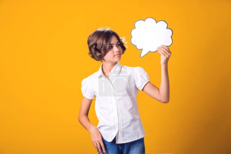 Téléchargez les photos : Enfant fille tenant penser carte bulle nuage. Concept de rêve - en image libre de droit