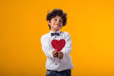 Foto de Retrato niño sosteniendo corazón de papel. Concepto de amor y gratitud - Imagen libre de derechos